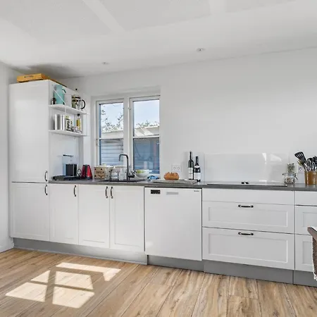 2 Bedroom Beautiful In Dom wakacyjny Sjolund