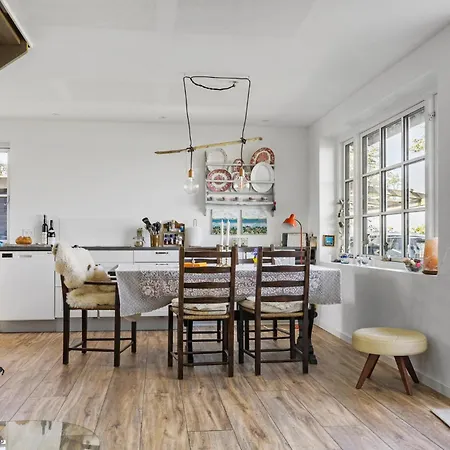 2 Bedroom Beautiful In Dom wakacyjny Sjolund