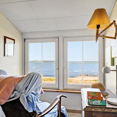 2 Bedroom Beautiful In Dom wakacyjny Sjolund